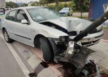 Sin carnet, en un coche robado, drogado, fugado de la ley… Y estampado contra una farola: todo un ‘top five’ delictivo en Avilés