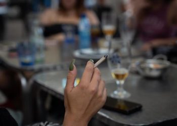 Otea califica de «desproporcionada» la prohibición de fumar en terrazas. «No es una demanda social mayoritaria»