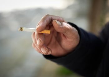 Adiós al cigarro en las terrazas hosteleras: la nueva ley prohibirá fumar en estos espacios