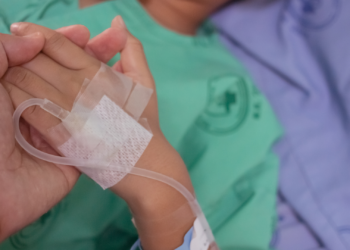 La CUME, el derecho que permite cuidar a un hijo enfermo sin perder el salario, convertido en una «pesadilla burocrática»