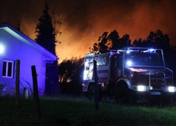 Noche de fuego, viento y miedo en Serín: «Muy bien no se ha podido dormir, la verdad…»
