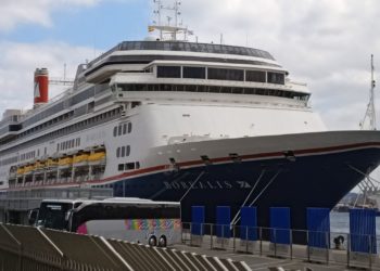 El ‘Borealis’ regresa a Gijón este martes para deleite de sus más de 1.400 pasajeros