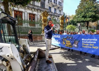 La segunda marcha contra el peaje del Huerna sale a la calle en Oviedo… Con una excavadora