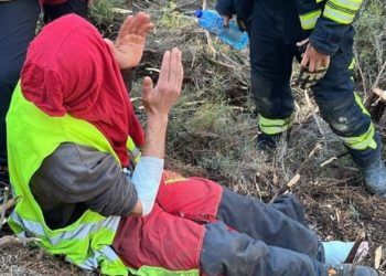 Evacúan por aire a un herido mientras manejaba una desbrozadora en los montes de Ibias