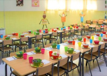 Educación inyectará 100.000 euros en las becas de comedor e incluirá Religión en el programa de libros del Conseyu