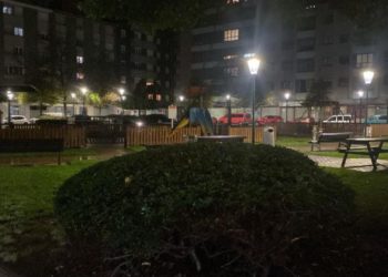 El parque de Zarracina, uno de los ‘olvidados’ por la Navidad en Gijón: «Si nos pusiesen unas pocas luces…»