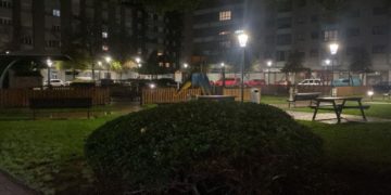 El parque de Zarracina, uno de los ‘olvidados’ por la Navidad en Gijón: «Si nos pusiesen unas pocas luces…»