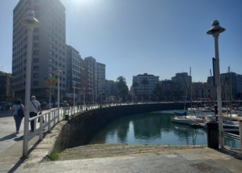 Una mujer mayor fallece tras caer al agua en El Muelle