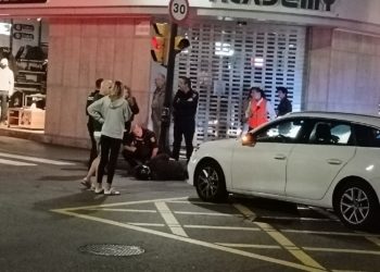 Herido un motorista en un aparatoso accidente en la plaza del Parchís