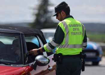 Hablar por el móvil, comer e incluso leer mientras conduce: las infracciones de los asturianos al volante