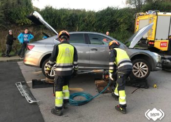 Herido un motorista de 53 años tras quedar atrapado bajo un coche en un cruce de Avilés