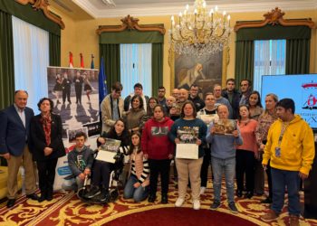 El calendario solidario de la Asociación Alarde se viste de blanco