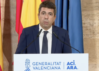 Mazón dimite un año después y pasa de agradecer a Sánchez a llamarle «mala persona»