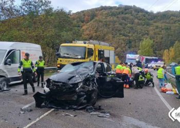 Dos heridos, uno de ellos grave, tras colisionar frontalmente un turismo y una furgoneta en Mieres