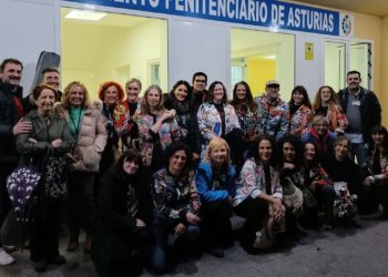 Sabina y claqué, la fórmula musical que se ha ganado al público femenino del Centro Penitenciario de Asturias