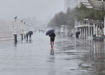 Gijón amanece empapado: lluvia, oleaje y viento inauguran una semana invernal en la costa asturiana