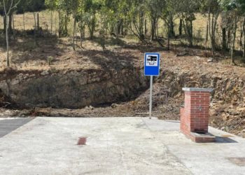 Herida una mujer al arder una furgoneta camperizada en el área de autocaravanas de Salas