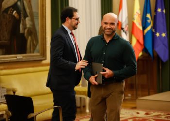 Martínez Salvador exige un «compromiso firme» por escrito para la cesión de parcelas y Zapico solicita una reunión
