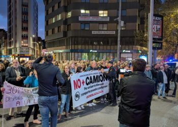 «No más camiones en Cuatro Caminos», el grito de los jóvenes de La Calzada y de todo el barrio