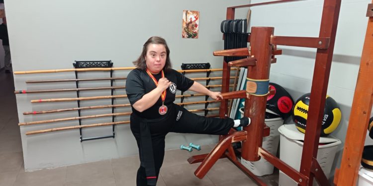 Rosalía Fernández luce con orgullo su cinturón negro de kung fu: la gijonesa es «pionera» entre los deportistas con síndrome de Down