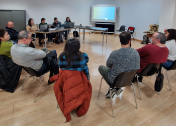 Maestros, partíos políticos, sindicatos y coleutivos faen un «frente común» pa reclamar la especialidá d’asturianu