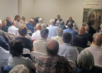 Lleno total en el Ateneo Jovellanos para escuchar el testimonio de Luis Alberto García sobre la lucha contra ETA