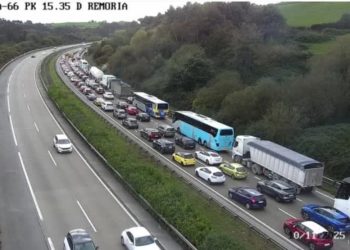 Un accidente en la A-66 en Llanera provoca cortes y retenciones en la vía y la A-8