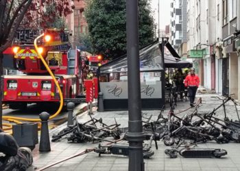 Galería | Una gran explosión en Gijón sorprende a los transeúntes en Magnus Blikstad