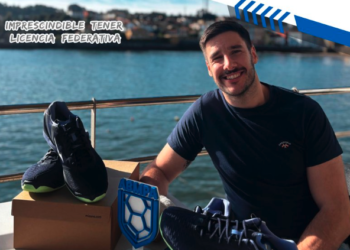 Abel Serdio dona zapatillas talla 50 para el sorteo ‘Gigantes del Balonmano’ de la ABMPA