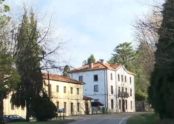 VIPASA denuncia la ocupación ilegal de dos pisos sociales en una casa cuartel de Llanes