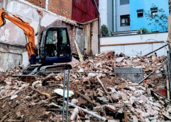 Demolido el polémico edificio en ruinas de la calle Los Pedregales tras meses de protestas vecinales