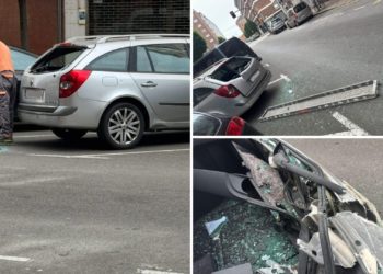 Susto en la frontera entre Ceares y El Llano: la pasarela de un andamio cae y daña un coche en Alfonso Camín