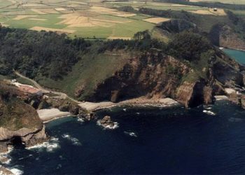 Herida una mujer al caer desde cuatro metros en la playa de Puertochico, en Cudillero