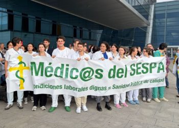 Los médicos asturianos vuelven a concentrarse a las puertas del HUCA por «una sanidad pública de calidad»