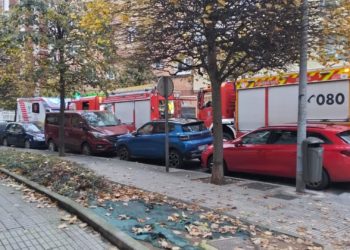 Susto de altura en Pumarín: herida leve una mujer al desplomarse el suelo de su piso sobre un bajo comercial