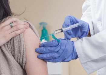 La amenaza de la gripe lleva al SESPA a ampliar una semana más la campaña de vacunación