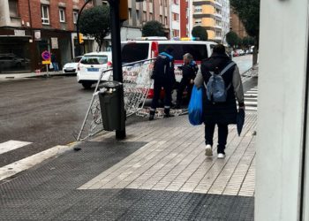 GALERÍA | La caída de un adorno navideño en El Llano deja a una septuagenaria herida, aunque muy leve