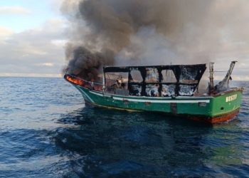 Fuego a bordo: un incendio arrasa el pesquero ‘Nuevo Monteveo’ y obliga a evacuar a sus cuatro tripulantes