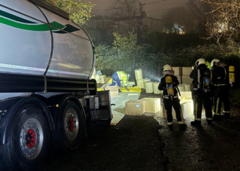 Una fuga de anhídrido acético de un camión cisterna obligó a confinar a los habitantes de un barrio de Arriondas