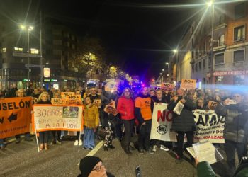 Los vecinos de La Calzada cortaron el acceso a El Musel: «Esto no es un polígono, es el hogar de 25.000 personas»