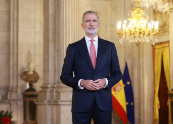 Felipe VI pide a la política que no avance «a costa de la caída del otro»