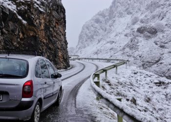 La nieve complica la circulación en Asturias y ya obliga a usar cadenas en varios puertos