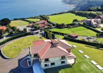 La exclusiva mansión en venta en Somió: 3,5 millones por un palacio moderno frente al Cantábrico