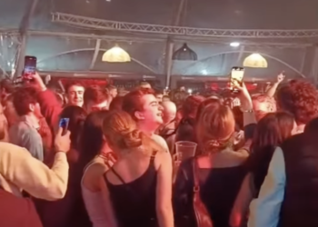 VÍDEO | De la música al insulto: cánticos contra Pedro Sánchez en el Gijón Arena