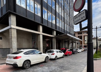 “Excepto garajes”, pero con coches: el estacionamiento se impone en la plaza del Fresno