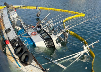 El final del Galaico Segundo: un pesquero abandonado que acabó hundido en el Puerto de Gijón