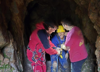 Rescatan ileso a un hombre atrapado en un pozo de Caravia