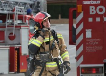‘Fumata nera’ en El Llano: una densa humareda obliga a evacuar una sidrería en plena comida de Reyes