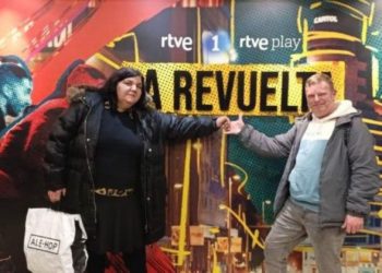 La gijonesa Nora y sus padres, un público de lujo para la tercera visita de la astronauta Sara García a ‘La Revuelta’