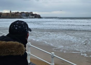 El temporal juega una mala pasada a un velero sin gobierno frente al cerro de Santa Catalina